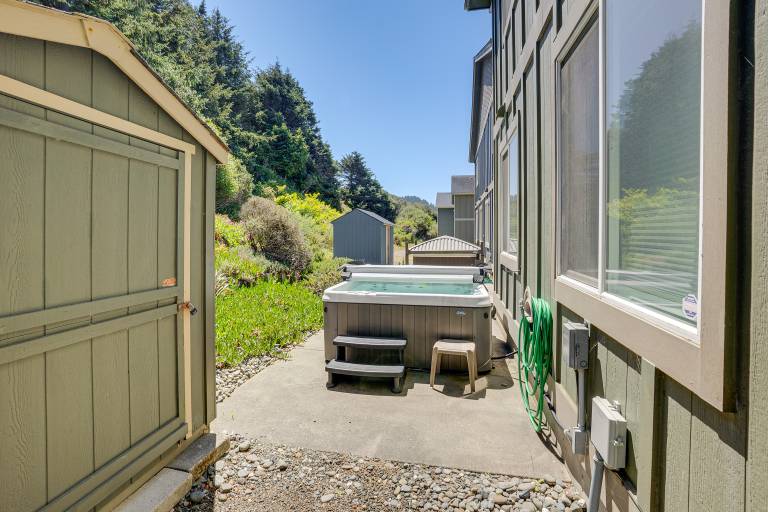 Steps to Shore: Home w/ Hot Tub in Gold Beach — photo 4