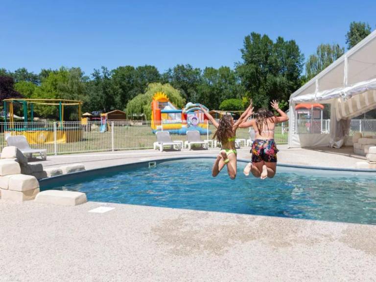 Mobile home with heated pool — photo 4