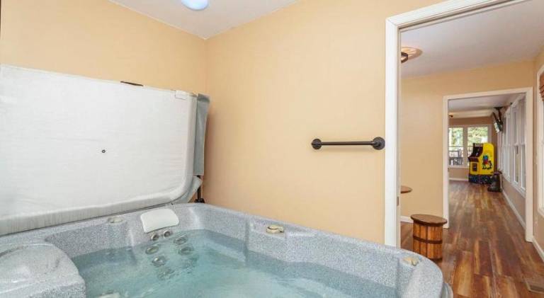 Bear Cabin-3 BR 2 Bath with Indoor Hot tub-one level-Pool Pass-Pet welcome — photo 4
