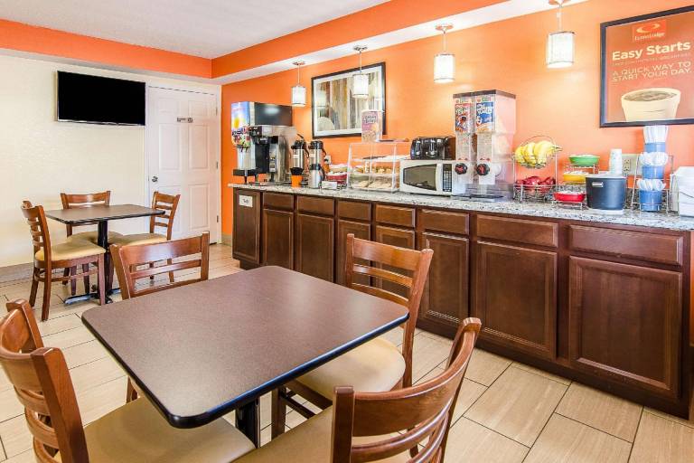 Econo Lodge Near Motor Speedway — photo 4