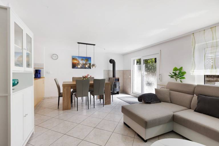Holiday apartment with patio, fast internet & barbeque | Garden view — photo 3