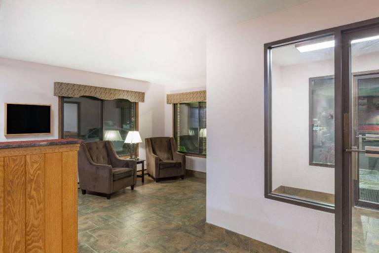 Days Inn by Wyndham Mason City — photo 3