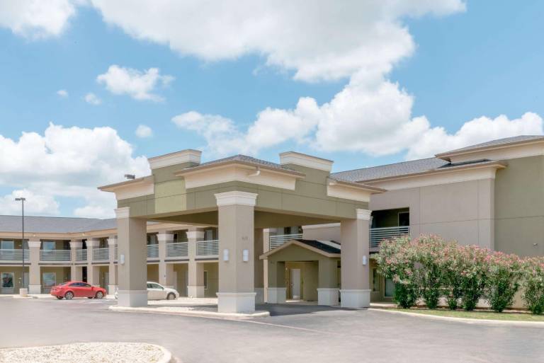 Super 8 By Wyndham Cotulla Tx — photo 4