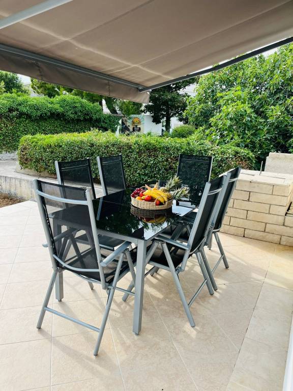 House with yard | Garden view — photo 4