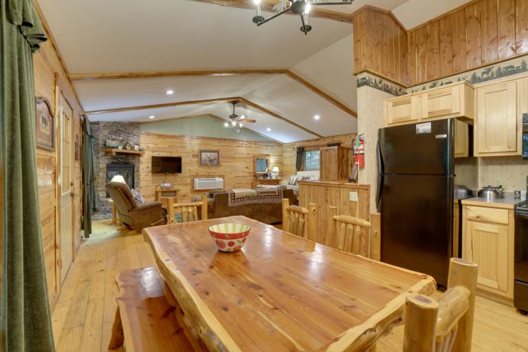 4 Mi to Beaver Lake: Peaceful Log Cabin w/ Deck! — photo 2