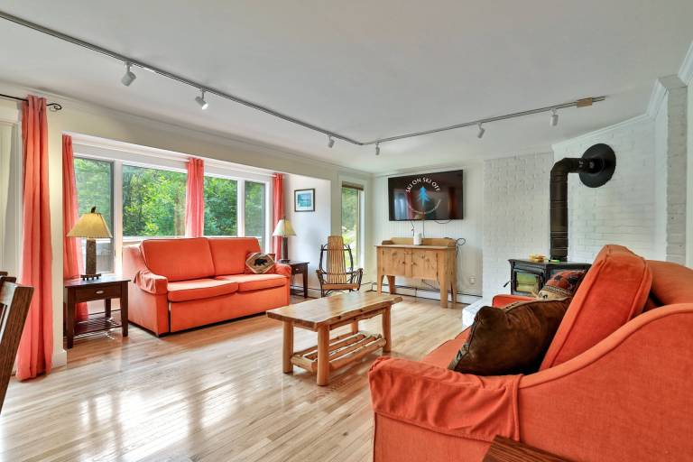 Condo with barbeque, hot tub & sauna | Mountain view — photo 4