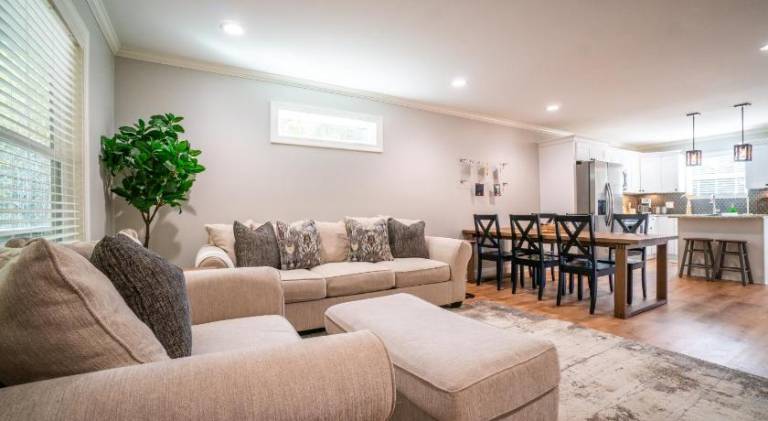 Beautiful house with hot tub & pool | Pets allowed — photo 4