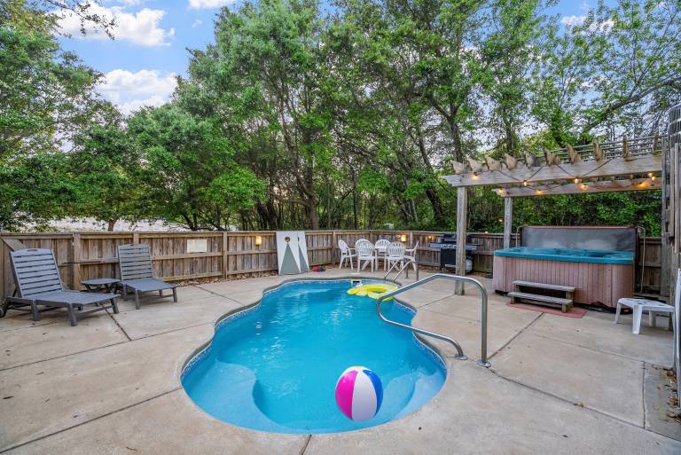 OS758- 4 Bedrooms, Saltwater Pool & Hot Tub and 2 Spacious living areas in Outer Banks, NC