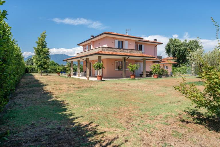 House with hot tub & garden | Garden view in Capannori