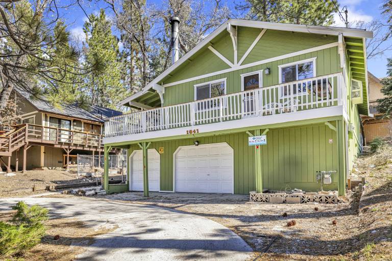 Upper Moonridge Chalet: 2BR/2BA, Private Hot Tub, Wood Fireplace & WiFi — photo 4