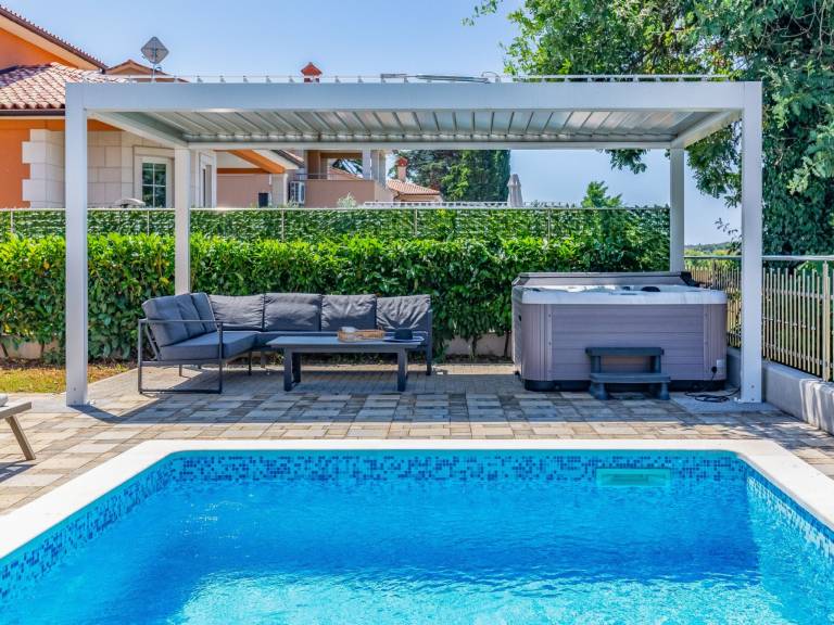 House with private pool, yard & patio | Pets allowed — photo 5