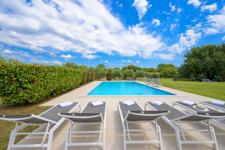 Beautiful villa with grill, terrace & pool | Pets are welcome — photo 5