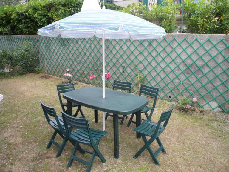 Holiday apartment with patio, BBQ & garden — photo 3