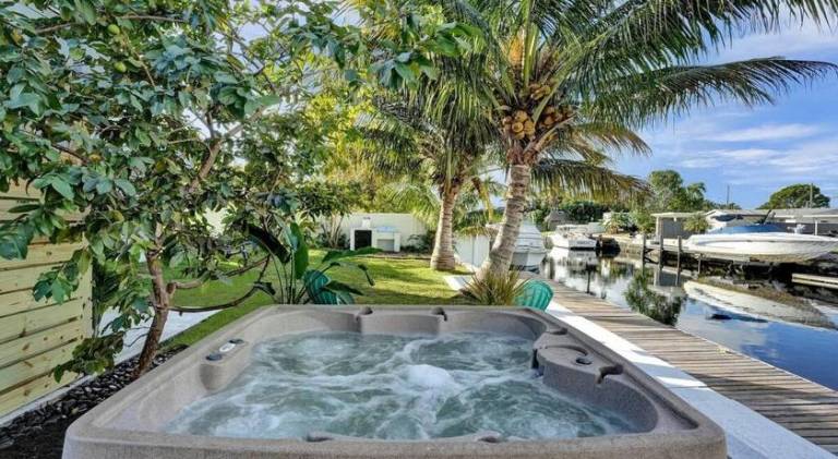 Vacation home with jacuzzi — photo 4