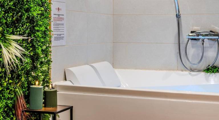 La Boetie, Cocon Central, Double Balneo Bathtub — photo 4