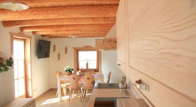 Chalet with patio, yard & barbecue — photo 4
