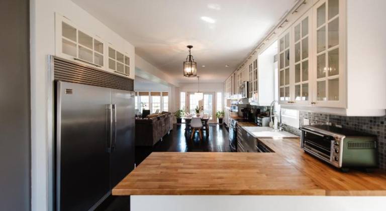 Hamilton's Beach House Stunning Lake Views! Modern Open concept HotTub, firepit, 3BR — photo 4