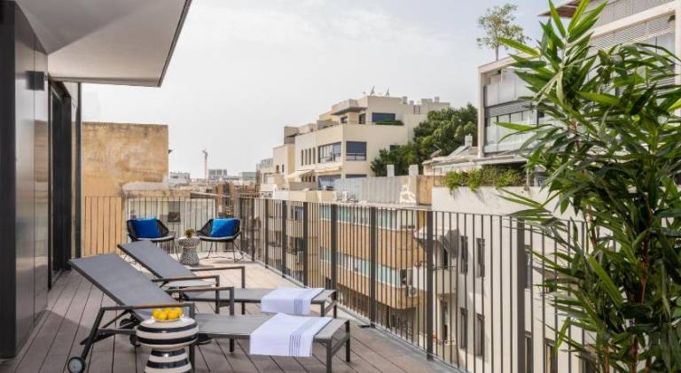 Apartment with terrace & yard | Close to Carmel Market | Perfect for remote work | Pets are welcome — photo 5