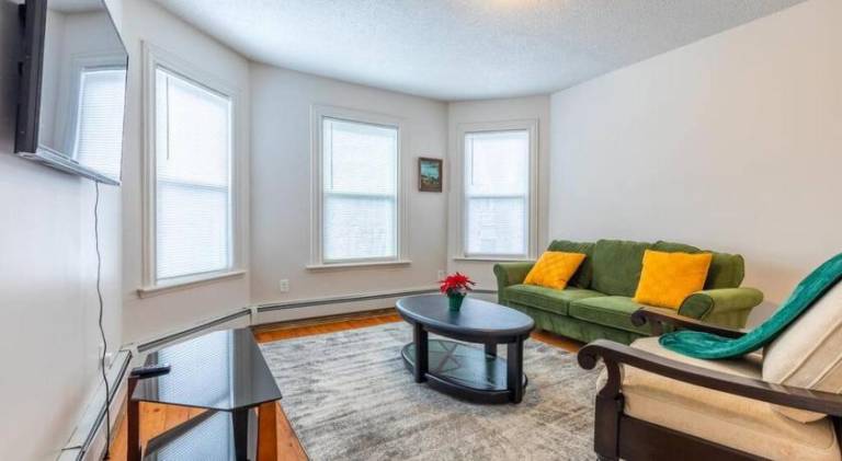 Spacious rental apartment | Dogs allowed in Hartford, CT