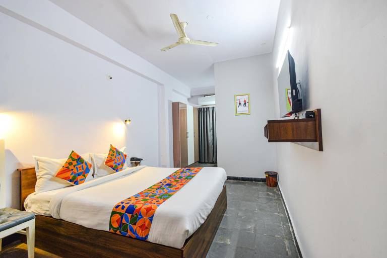 FabHotel VK Luxury Room s Nr UMCC Shahpur Jeedimetla