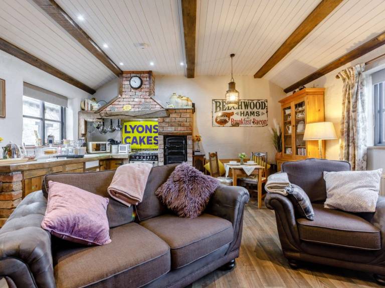 Fully equipped charming cottage with hot tub & yard | Pets are welcome — photo 3