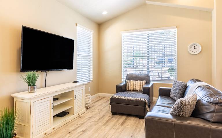 Fully equipped vacation home with heated pool & jacuzzi | Pets allowed — photo 2