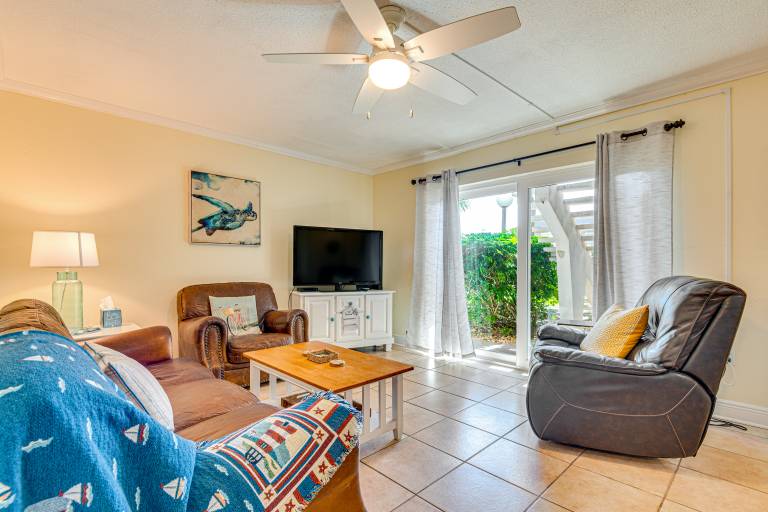 Cute Cocoa Beach Condo w Pool & Beach Access