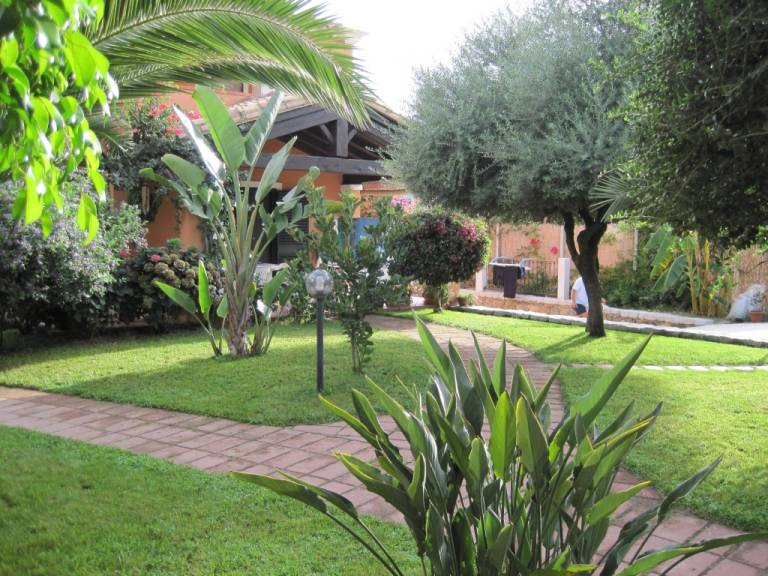 Family-friendly holiday apartment with patio | Garden view | Dogs allowed — photo 5