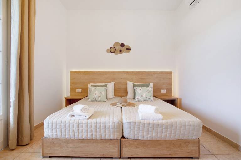 Holiday Apartment "Tropical 4" with Shared Garden, A/C & Wi-Fi — photo 4