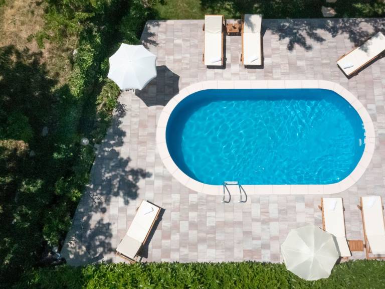 Apartment with barbeque, heated pool & yard | Nature view — photo 2