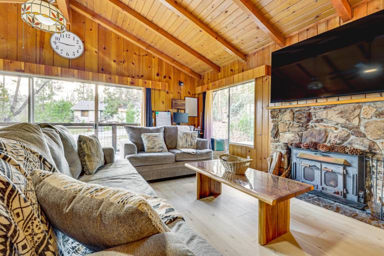 Peaceful Wooden Cabin, 2 Mi to Bass Lake! — photo 4