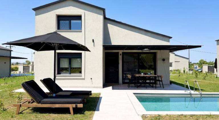 Villa with patio, yard & private pool in Katerini