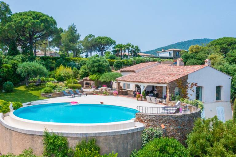 Villa with pool, BBQ & yard — photo 2