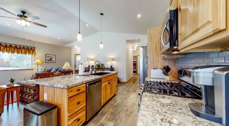 Vacation home with jacuzzi — photo 4