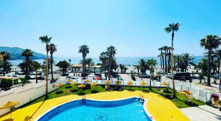 Holiday apartment with yard & private pool | Perfect for remote work in Almunecar