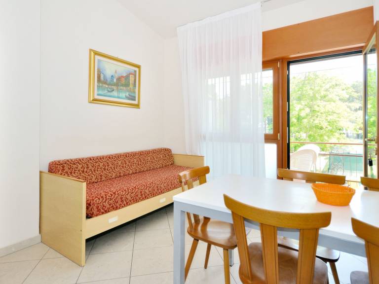 Rental apartment with patio & yard — photo 3