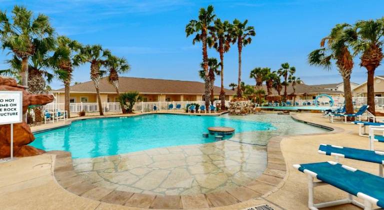 Vacation home with pool | Pet-friendly — photo 3