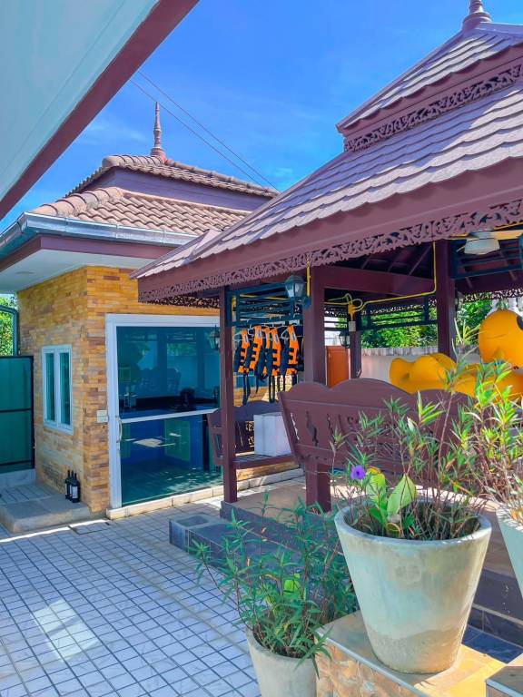Vacation home with pool & barbecue — photo 3
