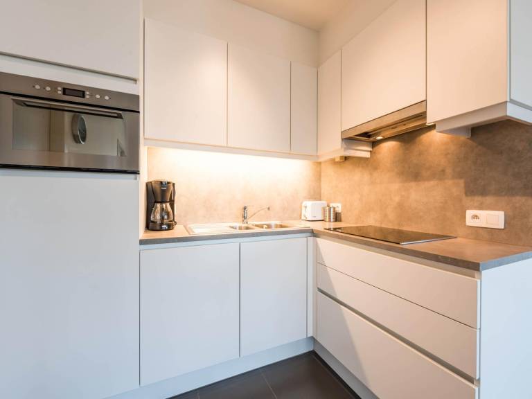 Sleek and modern beachfront flat — photo 5
