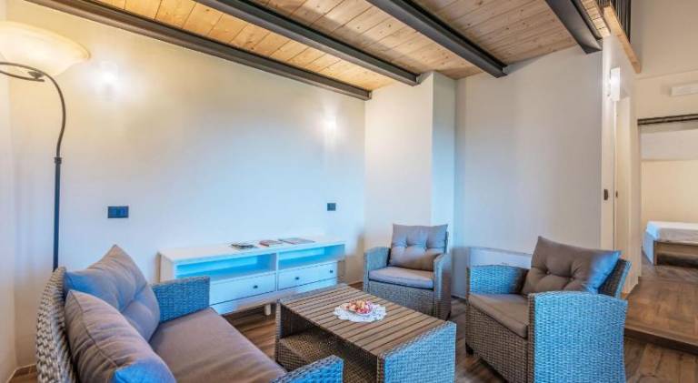 Spacious house with pool & hot tub | Pet-friendly — photo 3
