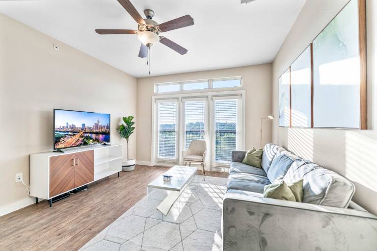 Top Floor SoCo 2BR King Suite 8 mins to Downtown
