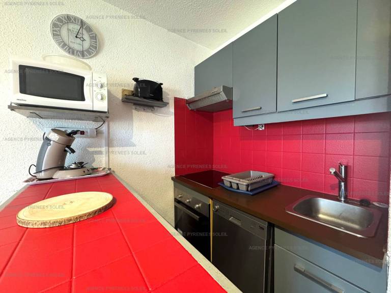 Studio cabin sleeps 4 in the heart of the station, south-facing terrace — photo 3