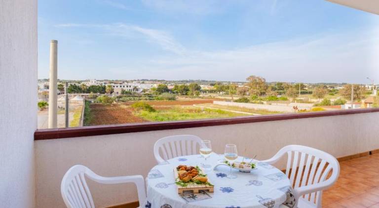 Holiday apartment with patio, barbeque & yard — photo 5