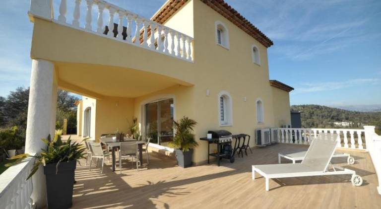 Villa with pool — photo 5