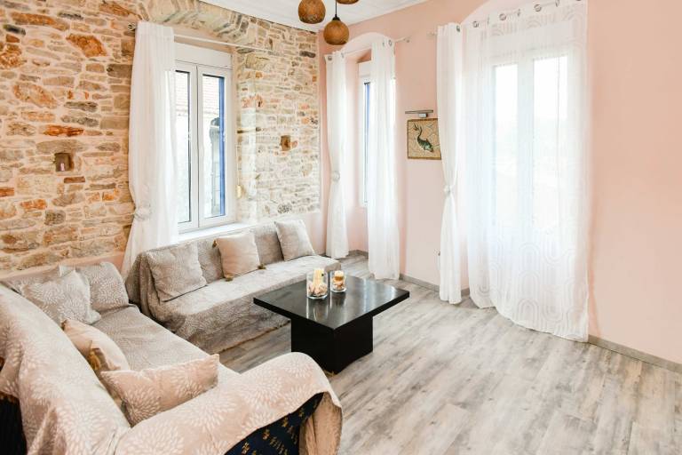 Charming Samos Escape with Jacuzzi and Private Balcony — photo 3