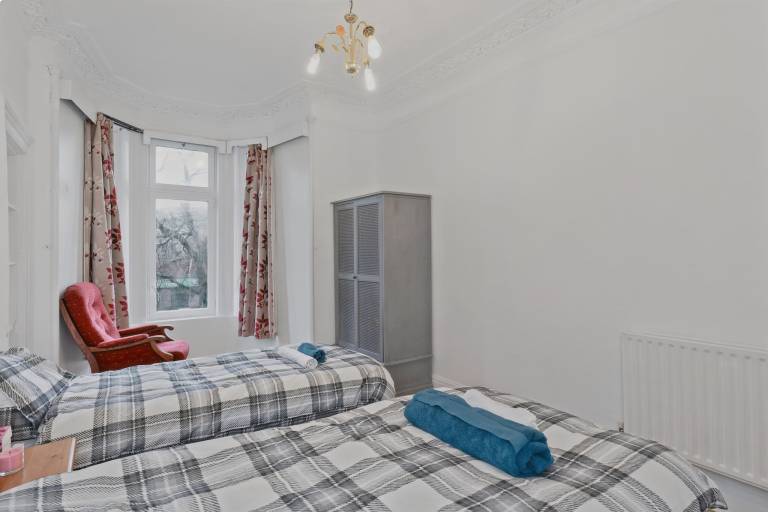 Family-oriented rental apartment with hot tub | Near Holyrood Palace | Pet-friendly — photo 5