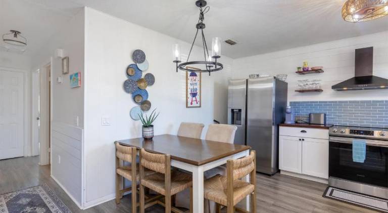 Vacation home with pool & hot tub | Next to the beach | Pet-friendly — photo 3