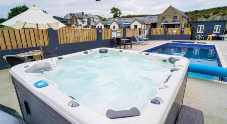 Beautiful chalet with jacuzzi & pool | Pets allowed — photo 3