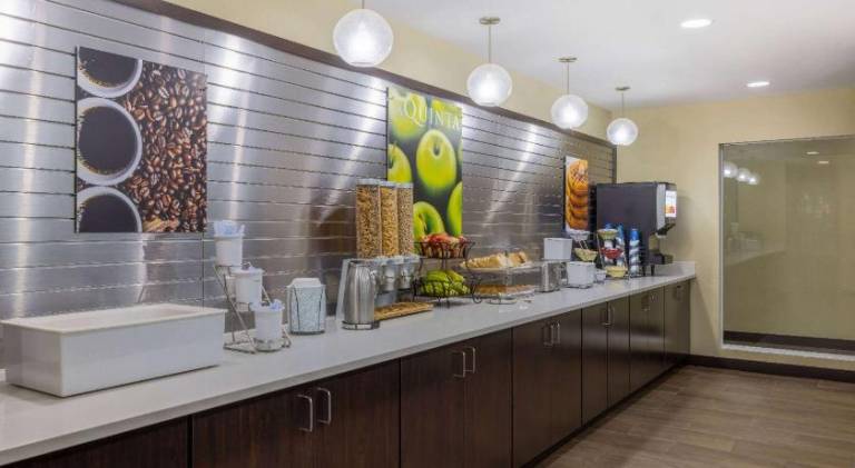 La Quinta Inn & Suites by Wyndham Artesia — photo 5