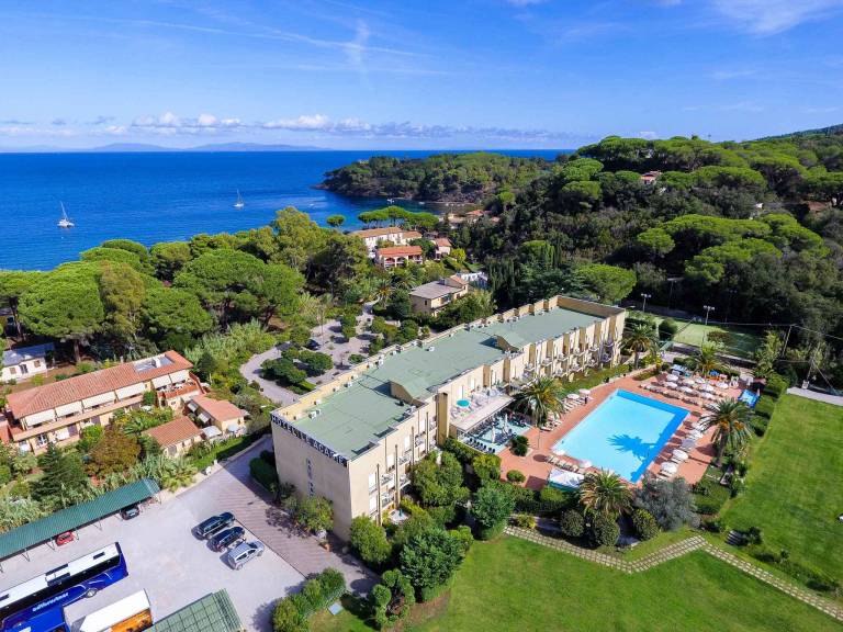 Apartment with pool, garden & jacuzzi | Next to the beach | Pets allowed in Capoliveri